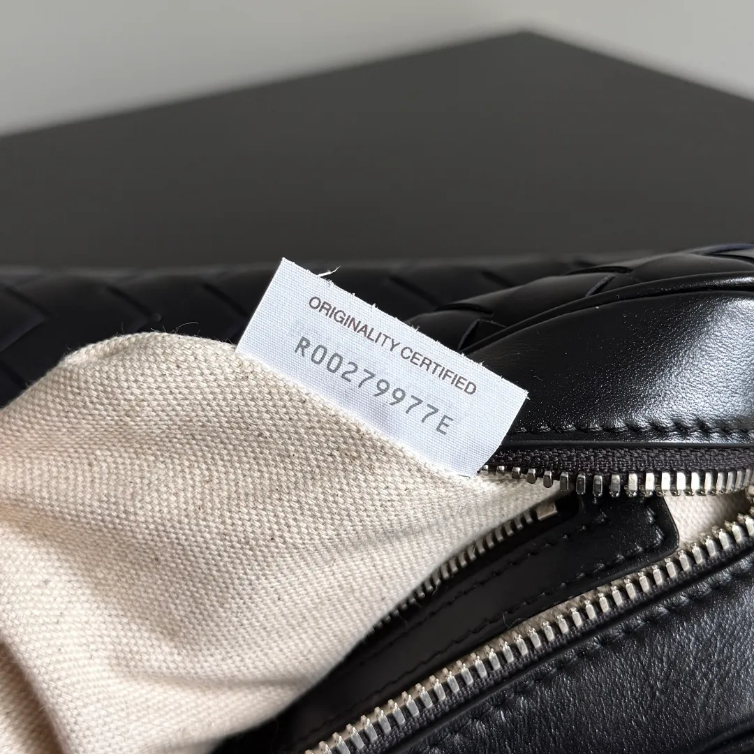 Batch 1820 BOTTEGA VENETA small INTRECCIATO woven camera bag This bv classic camera bag is a further evolution of classic woven technology, combining practicality and fashion, perfectly meeting multi-purpose needs! Classic leather handmade. Lightweight and large capacity. The shoulder strap is removable and adjustable. In addition to being worn cross-body, it can also be placed in the suitcase as a toiletry bag. It is very convenient for daily storage and classification. It also has hanging accessories to show your personality. No matter how complicated the world is, as long as you have a bag with you, everything will become better. Style number: 755923 Size: 24.5*15*6cm